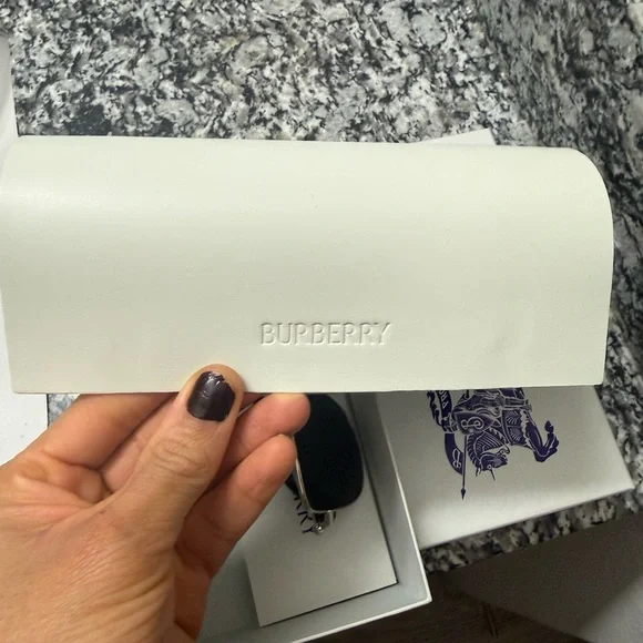 New Burberry Sunglasses with Tortoise Shell Arms - Picture 5 of 12